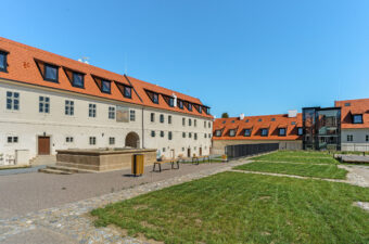 Nový byt, 5+kk, v barokním zámku? 10 min od centra Prahy? Ano, je to možné!